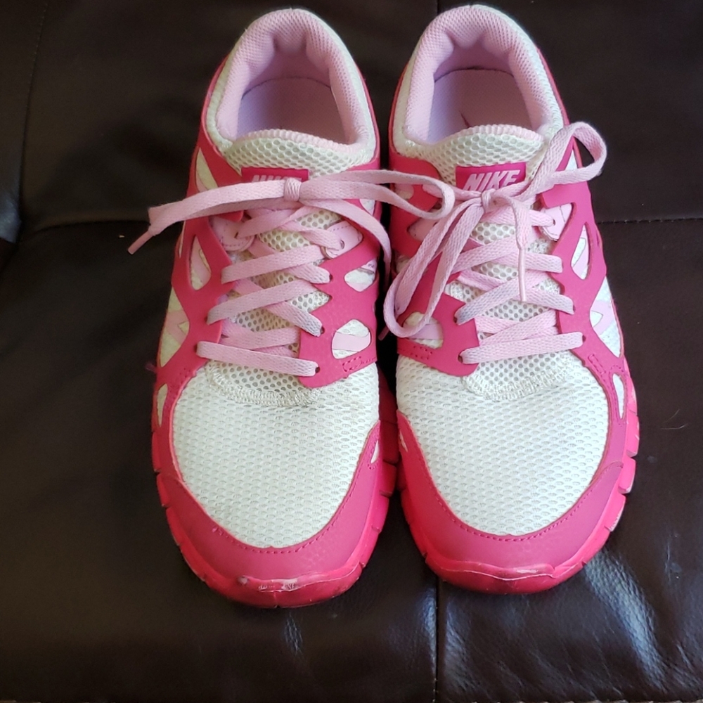 Women's Nike tennis shoes